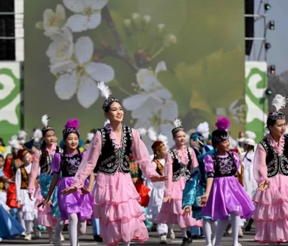 Bişkek’te Sümölök tadında bayram! Geleneksel yarışmalar Ala Too Meydanı’nı salladı