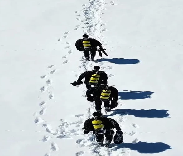 Mehmetçik engel tanımıyor: 28 santimetre buzun altında Türk bayrağı açtılar!