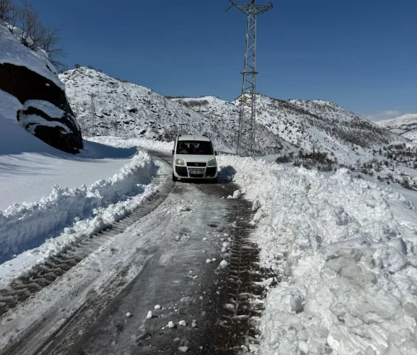 Siirt'te karla mücadele sürüyor: Mahsur kalan vatandaşlar kurtarıldı