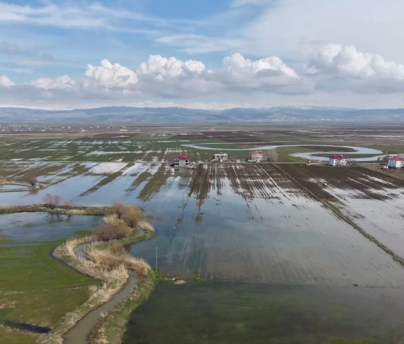 Eriyen kar suları Muş'ta tarım alanlarını tehdit ediyor