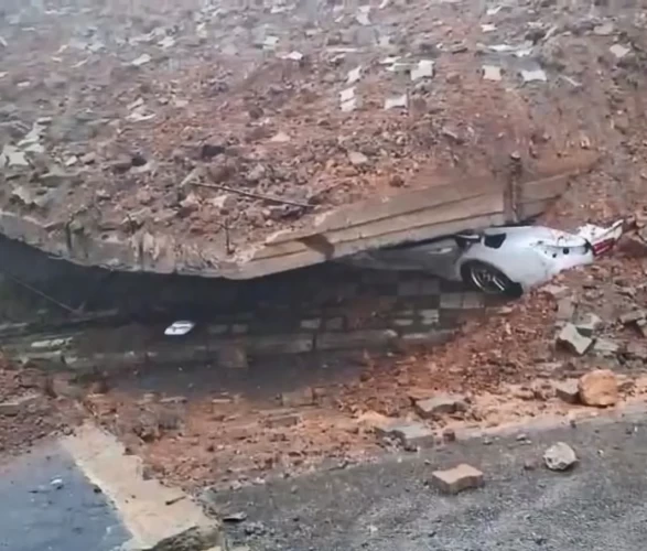 Yağmurun şiddeti istinat duvarını yıktı!