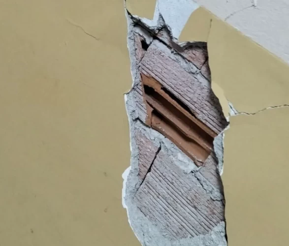 Okul duvarları çatladı, alçı ve sıvalar döküldü