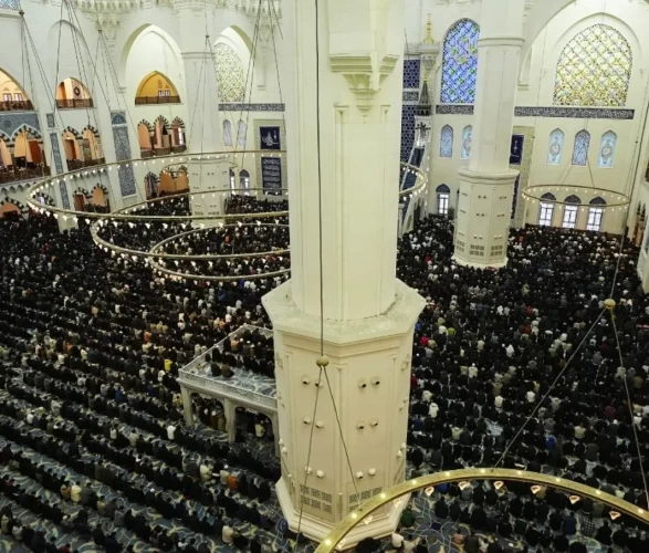 Tarihi camilerde saf tutuldu, gönüller birleşti!