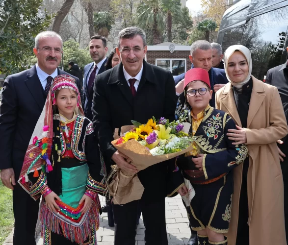 Cumhurbaşkanı Yardımcısı Yılmaz ve Bakan Göktaş, Çanakkale'de Şehitleri Anma Günü'nde çocuklarla buluştu