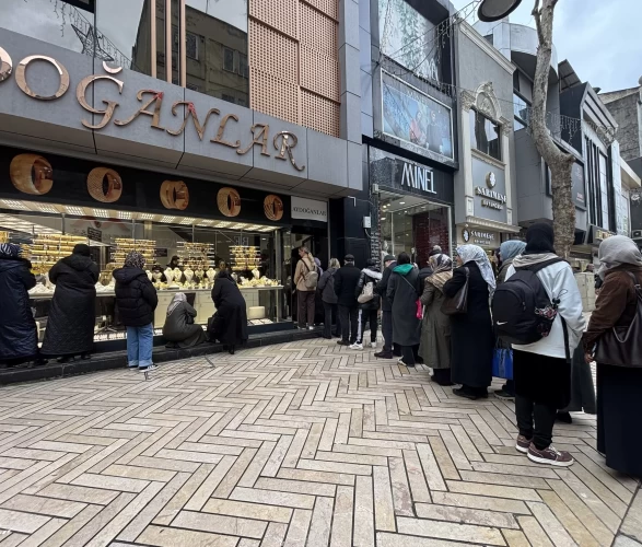 Altın fiyatları düştü! Kocaeli'de kuyumcu kuyrukları uzadı
