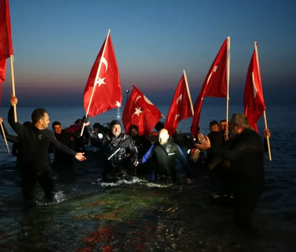 Çanakkale şehitlerinin anısına dünya rekoru kırdı: 36 saat su altında kaldı