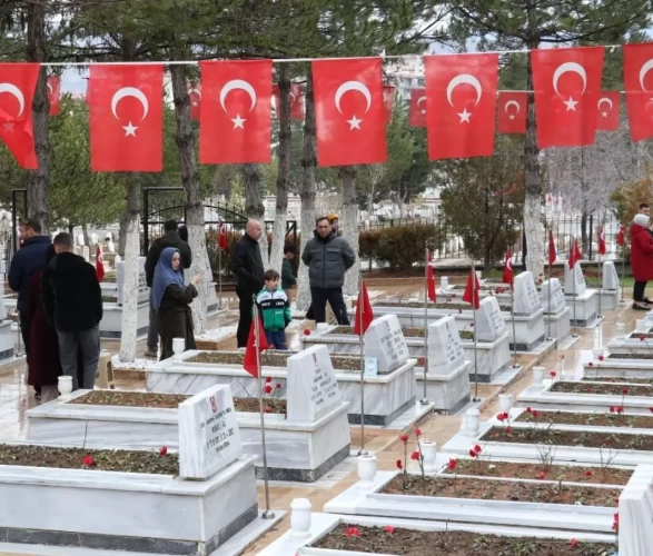 Sivas Şehitliğinde gözyaşları sel oldu!