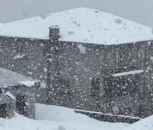 Yüksekova'ya kış geri geldi: Kar kalınlığı 20 santimi aştı