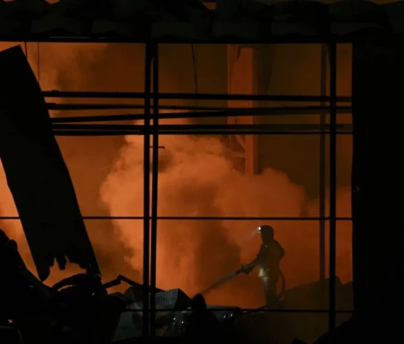 Ankara Sincan’da korkutan yangın: İlaç fabrikası 5 saatte söndürüldü