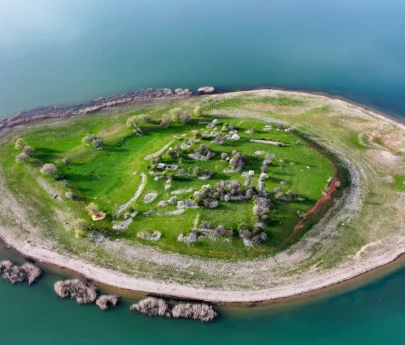Kış ve bahar bir arada: Beyşehir Gölü manzarasıyla hayran bıraktı