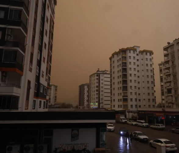 Çöl tozu sağanakla çamura döndü! Öğrenciler ve araçlar zor anlar yaşadı