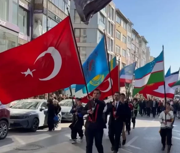 İstanbul’da Türk Dünyası rüzgarı! 14 farklı bölgeden 250 çocuk Kadıköy’ü renklendirdi