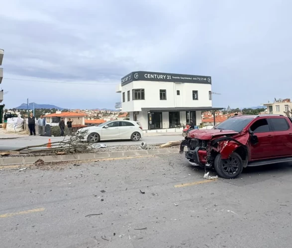 Datça’da trafik kazası: Kontrolden çıkan otomobil ağaçları ve direği kökünden söktü!