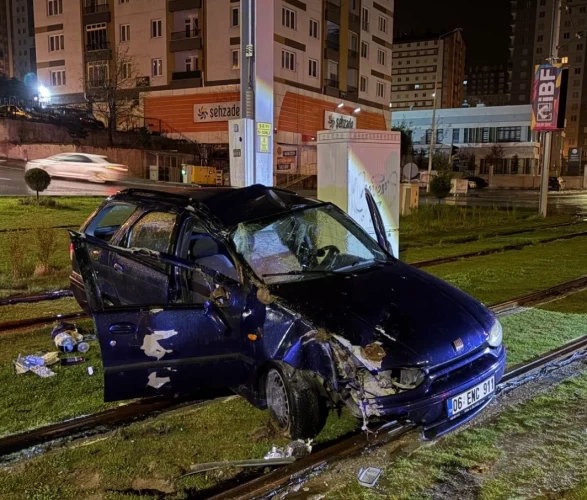 Talas’ta otomobil tramvay hattına uçtu
