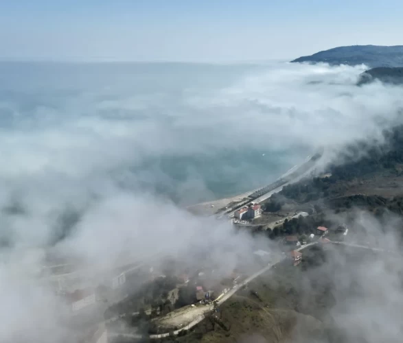 Karadeniz sahilinde kartpostallık görüntüler: Sis bulutu dronla kaydedildi