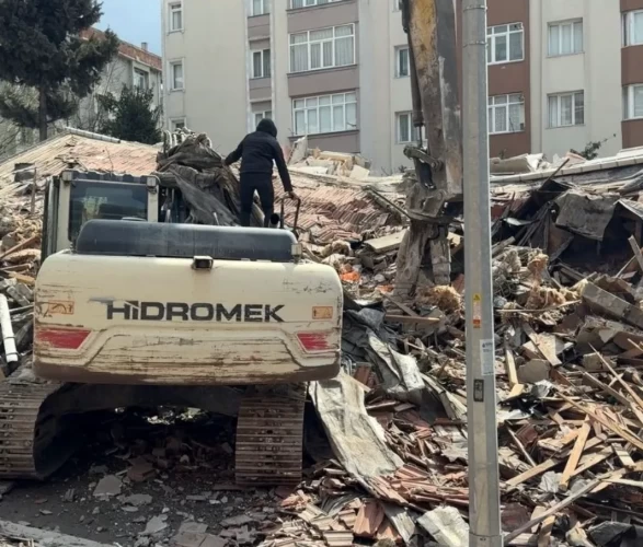 Yıkım sırasında bina çöktü, iş makinesi enkaz altında kaldı!