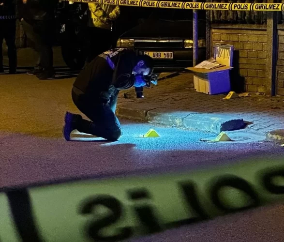 3 sokak boyunca polisten kaçan şahıs okul önünde vuruldu!