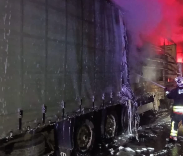 Samsun-Ankara kara yolunda dehşet! Ahşap yüklü tır alev topuna döndü: Trafik Tamamen durma noktasına geldi!