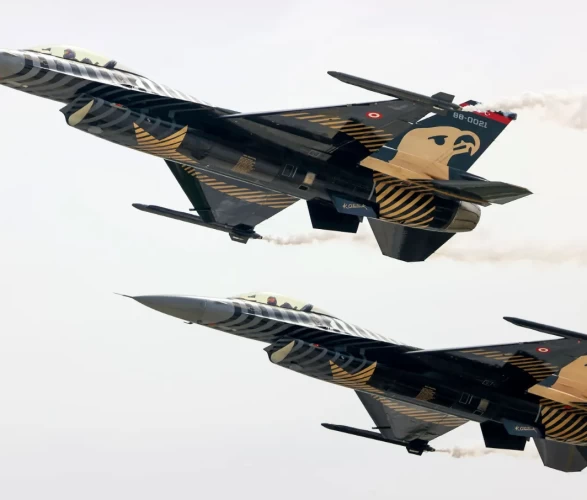 SOLOTÜRK’ten tarihi uçuş: İki uçakla 15. yıl kutlaması nefes kesti