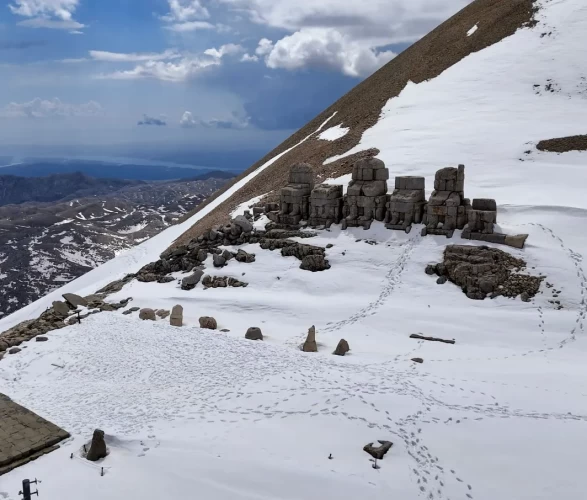 UNESCO mirası Nemrut'ta kış güzelliği: Manzarayı görenler hayran kaldı