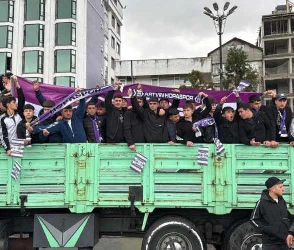 TFF 3. Lig’de haftanın en ilginç taraftar görüntüleri Hopa’dan geldi