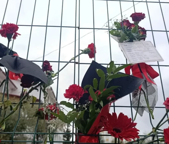 Yakınları katliamın yaşandığı okul kapısında gözyaşlarıyla dua etti