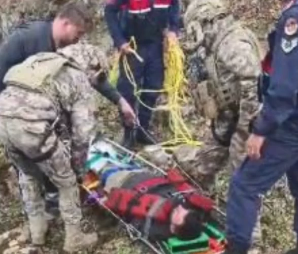 Artvin yaylasında nefes kesen kurtarma: Bacağı kırılan vatandaş için helikopter havalandı