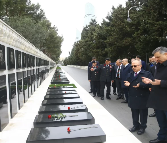 Bakan Çiftçi Bakü’de anıt mezarları ziyaret etti