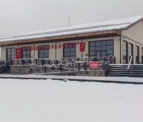Keltepe Kayak Merkezi'nde nisan sürprizi: Beyaz örtü tekrar gözüktü