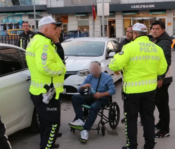Samsun’da korsan taksi denetiminde film gibi anlar! Engelli sürücü aracı vermemek için polisi saatlerce uğraştırdı!