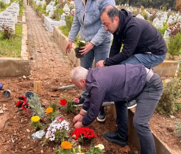 Kahramanmaraş Şeyh Adil Mezarlığı'nda hüzünlü ziyaret: Okul saldırısı kurbanı Kerem Erdem Güngör dualarla anıldı