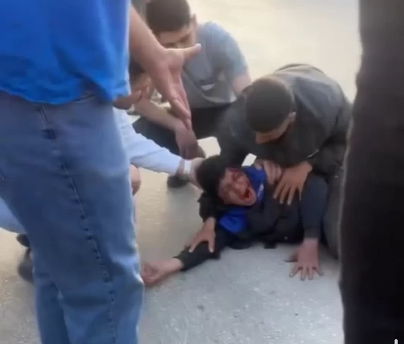 Dehşet anı kamerada! Adana'da otomobil çarpan elektrikli bisiklet ikiye bölündü