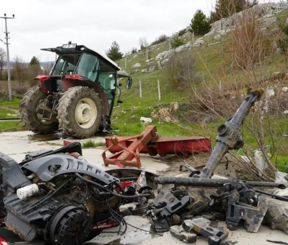 Seydiler kavşağında can pazarı! Çarpışmanın şiddetiyle traktör ikiye bölündü: Çok sayıda yaralı var