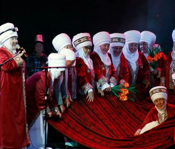 Kırgızistan’da sahneye çıkan 500 nene dünyayı hayran bıraktı!