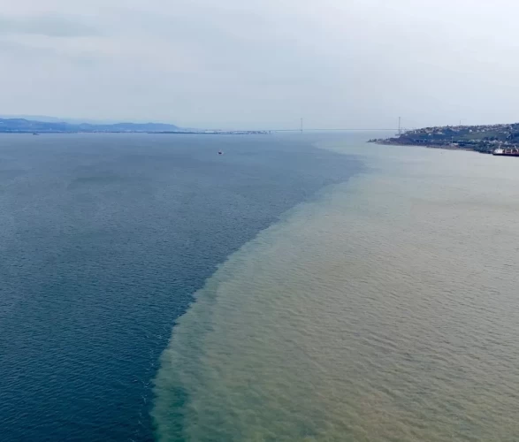 Sağanak sonrası deniz kahverengiye döndü! O anlar havadan görüntülendi!