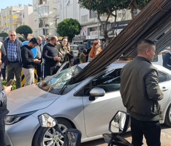 Manavgat’ta inanılmaz kaza: İnşaat demirleri otomobilin camından içeri girdi!