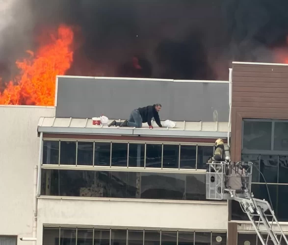 Bursa'da 8 katlı sitede can pazarı! Yangında mahsur kalan vatandaş böyle kurtarıldı