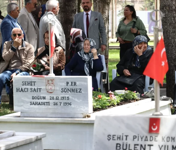Anneler Günü’nde yürek burkan buluşma: Şehit anneleri, evlatlarının mezarında dua etti