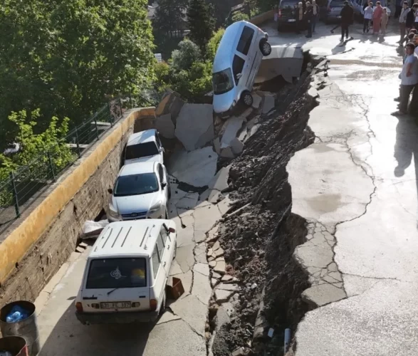 Yolun çökme anı havadan görüntülendi