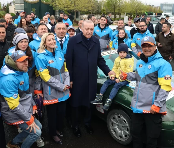 Beştepe'de ralli heyecanı! Erdoğan, İpek Yolu Rallisi sporcularını uğurladı