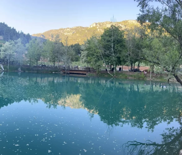 Renginin sırrı çözülemedi! Kahramanmaraş'ın gözdesi Yeşilgöz ziyaretçi akınına uğruyor