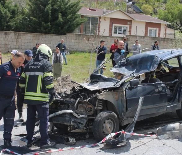 Kayseri’de kahreden kaza! Otomobil dev kamyonun altına ok gibi saplandı