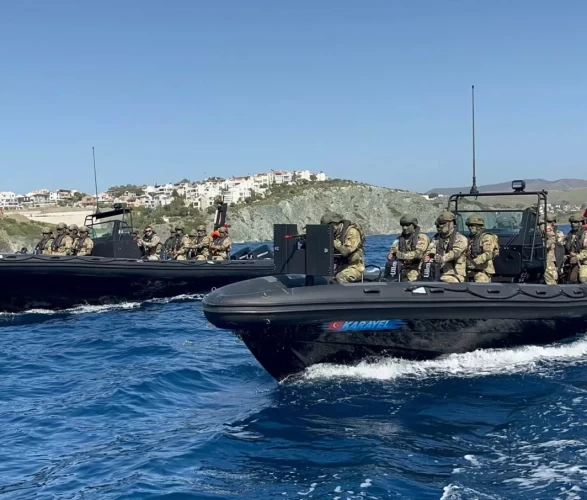 Karayel hücumbotları ilk kez İzmir'de sahneye çıktı!