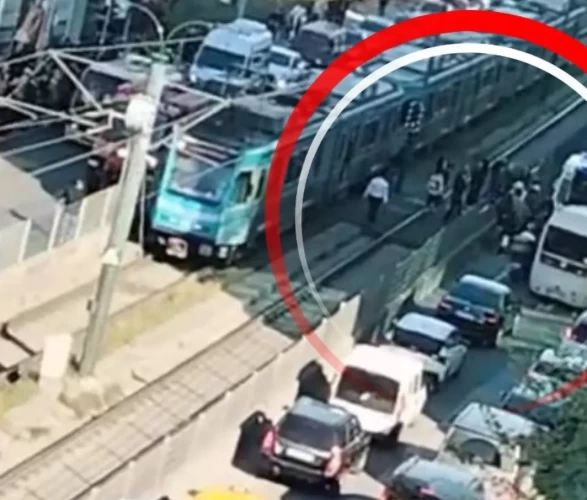 Gaziosmanpaşa’da dehşet anları! Tramvay yoluna giren motosikletli altında kaldı