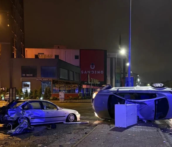 Korkutan kaza! Kontrolden çıkan otomobil park halindeki araca çarpıp yan yattı