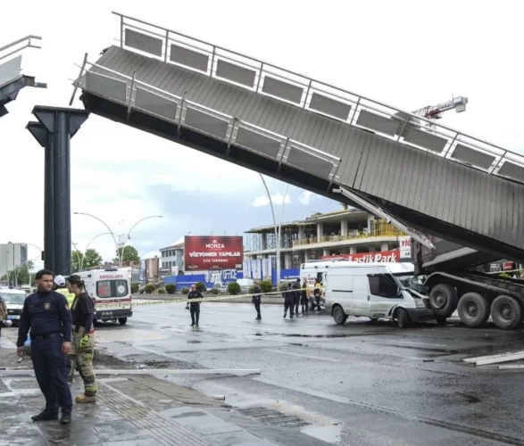 TIR sürücüsünün inanılmaz hatası köprüyü yerle bir etti!