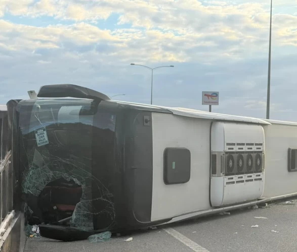 Balıkesir’de yolcu otobüsü devrildi