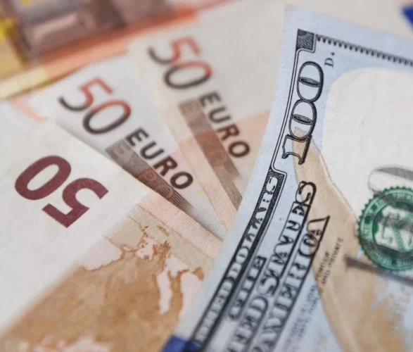 Dolar 45 lirayı, euro 53 lirayı aşarak başladı!