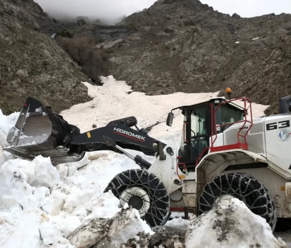 Bitlis’te Mayıs’ta kar şoku: İş makineleri karın altında kaldı!
