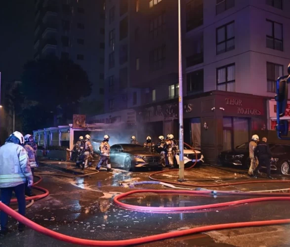Kadıköy’de oto galeride alevli gece! Park halindeki araç bomba gibi patladı